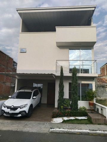 Jamundí. Venta de casa en la Unidad Residencial Mana. Vía potrero, a diez minutos del hospital Piloto. Cerca a supermercados , estación de servicio, colegios, panaderías y acceso a transporte público. Consta de seis habitaciones, una ubicada en el pr...