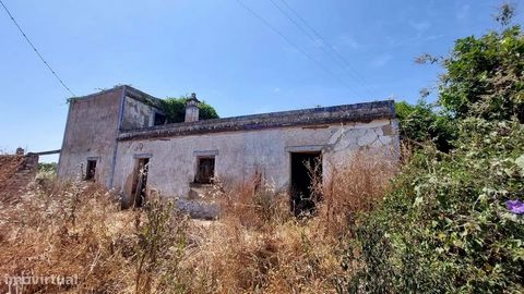 Property for Sale: Small Farm with 2 ruins and Land of 12,800m2 This charming small farm is located just 5 km from the Bravura Dam and 3 km from Odiaxere. With a ruin area of approximately 120m2, this property offers the opportunity to build the home...