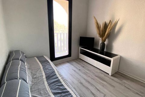 Cet appartement T1 mezzanine, situé au 2ème étage de la Résidence MAISONS DES SABLES IV, est idéal pour accueillir jusqu'à 4 personnes. Il dispose d'un lit confortable de 140 cm et d'un canapé convertible dans le séjour. La propriété accepte les anim...