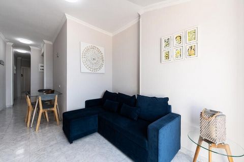 Cet appartement en première ligne de la plage de Las Canteras offre un séjour à couper le souffle avec une vue panoramique sur l'océan Atlantique. L'appartement comprend une chambre avec un lit double et un salon spacieux équipé d'un canapé-lit, d'un...