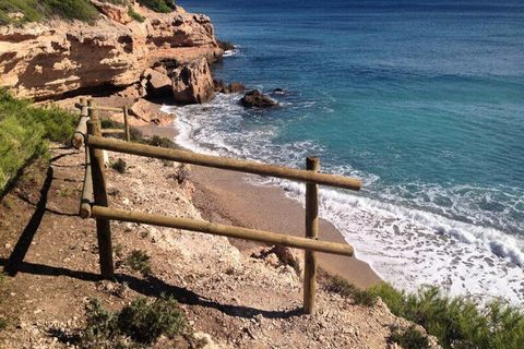 Magnífico apartamento en primera línea de playa con impresionantes vistas al mar y a menos de 50 metros de la playa. Consta de 2 dormitorios, 2 baños, amplio salón con sofá cama doble, cocina americana totalmente equipada y terraza con vistas especta...