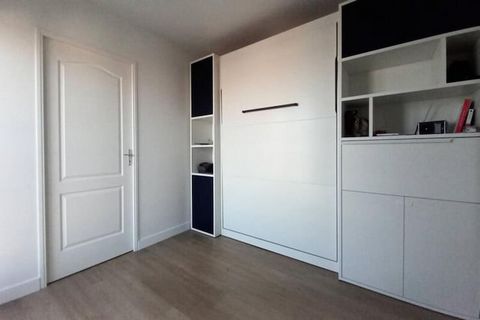 Este encantador apartamento T2 de 36 m² totalmente renovado ofrece un refugio sereno con una hermosa vista a la piscina. Ubicado en el cuarto piso de un edificio con ascensor, el apartamento aloja cómodamente hasta cuatro personas. Cuenta con un balc...