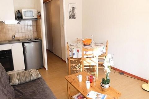 Dit charmante appartement biedt comfortabel plaats aan maximaal 4-5 personen en heeft een slaapgedeelte met een stapelbed voor 3 personen (een bed van 140 cm en een bed van 90 cm) en een woonkamer met een BZ-slaapbank en televisie. De accommodatie is...