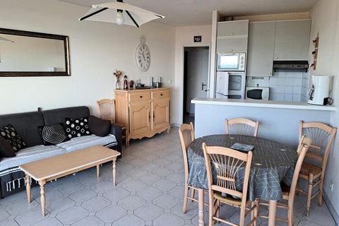 Prachtig ruim appartement met zeezicht gelegen op de eerste verdieping van een zeer goed onderhouden luxe residentie met lift gelegen tussen de voetgangersstraat van Saint Jean de Monts en het Casino, dus midden in het centrum van uitgaansgelegenhede...