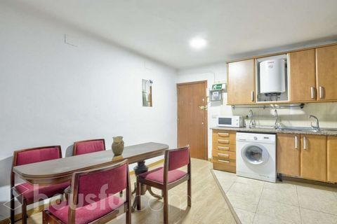 Housfy vende acogedor piso en el Corazón del Carmelo, Barcelona Descubre esta encantadora vivienda, ideal para quienes buscan funcionalidad. La vivienda se encuentra alquilada con una renta mensual de 520€ y seguro de impago vigente. En breves dispon...