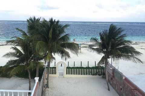 Diese Immobilie in Cancún Puerto Morelos bietet Ihnen die Möglichkeit, eine Strandresidenz zu erwerben. Mit über 3000 Quadratmetern maximiert das Haus den Meerblick und verfügt über einen offenen Grundriss, der sich zum Strand hin öffnet. Die Küche i...