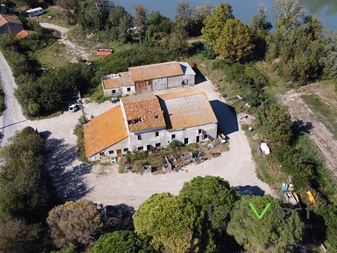 Die Agentur Grivert bietet Ihnen diese schöne Immobilie zur Renovierung in Saintes Maries de la Mer am Ufer der Rhône an. Auf einem Grundstück von 5.302 m2 bietet dieses Anwesen eine außergewöhnliche natürliche Umgebung in der Camargue mit großem Pot...