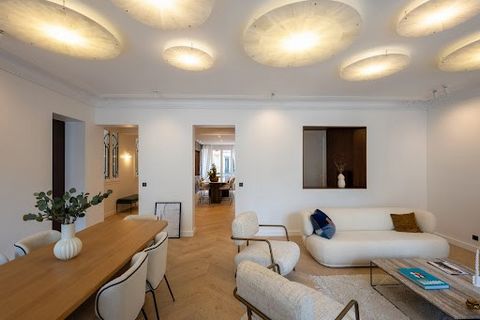 Situé dans le prestigieux 16e arrondissement de Paris, rue Chalgrin, cet appartement de 138 m², entièrement rénové en 2023, offre une parfaite alliance de modernité et d’élégance. Avec ses finitions soignées et son style contemporain chic, il incarne...