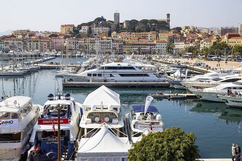 Appartement entièrement équipé, idéal pour vacances et congrès - Proche des commerces et du Palais des Festivals Situé dans l'hyper centre de Cannes, dans un petit immeuble face à la rue Meynadier et à 1 minute à pied du Palais des Festivals et des C...