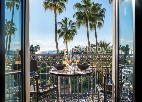 In het hart van de Carré d'Or in Nice, Côte d'Azur Sotheby's International Realty. is verheugd u deze uitzonderlijke loft aan te bieden. Op een steenworp afstand van de beroemde Promenade des Anglais, met uitzicht op de Albert 1er-tuin en de zee, ont...