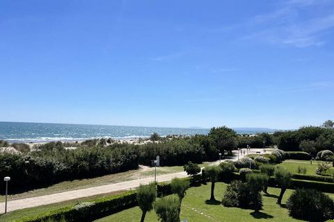 Dieses Apartment liegt direkt am Meer und bietet Ihnen eine außergewöhnliche Lage für Ihren Urlaub in La Grande Motte. Diese geräumige und luftige Unterkunft befindet sich im 2. und letzten Stock einer Residenz mit den Füßen im Sand und ist ideal, um...