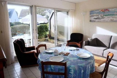 Ideaal gelegen op 200 meter van de Grande Plage de Carnac, halverwege tussen de jachtclub en de thalassotherapie, 3-kamerappartement (ca. 50m²) voor 4 personen, gelegen in de residentie LES VOILIERS (gebouw A, RDJ, deur 8): - Entree met berging - Woo...