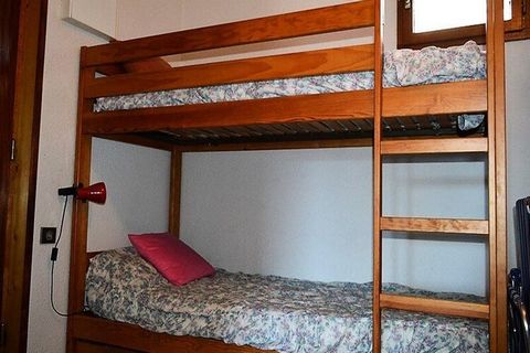 Deze gezellige tweekamerhut bevindt zich op de 1e verdieping van een kleine residentie en is ideaal voor een ontspannen uitje. Het beschikt over een comfortabele woonkamer met een slaapbank voor twee personen en een aparte slaapkamer met een tweepers...