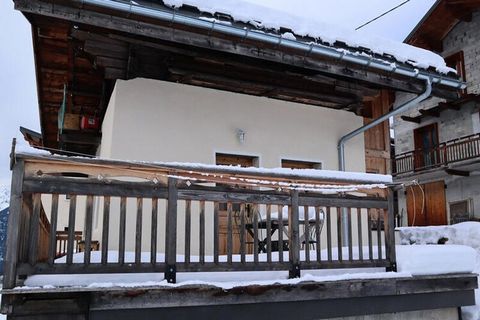 Chalet in de Hauteluce-sector in het gehucht Annuit, op 1,5 km van het dorp Hauteluce, gelegen tussen Espace Diamant en het skigebied Contamines-Montjoie. Toegang tot de skipistes op 3,1 km afstand (in Chozal in Hauteluce voor het Espace Diamant-gebi...