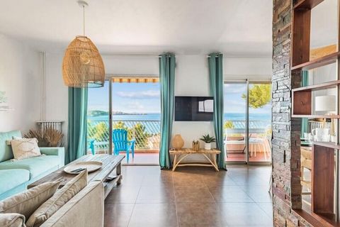 Ce spacieux appartement de vacances, situé sur les premières hauteurs de Bandol, offre une ambiance apaisante avec une vue imprenable sur la mer Méditerranée. L'appartement peut accueillir confortablement jusqu'à six personnes avec deux chambres spac...