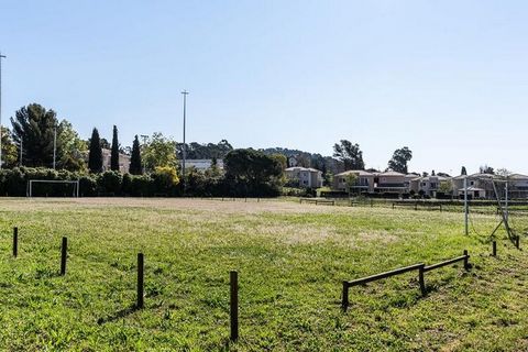 Een verblijf aan de oevers van het diepe blauw, in een ansichtkaartomgeving zonder naar de uiteinden van de aarde te gaan? Dat kan in de Résidence Vacanceole L’Île d’Or**. Met familie of vrienden wacht uw vakantieverblijf in de Var op u op een bevoor...