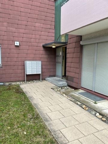 Schöne, ruhig gelegene Wohnung nahe Uni und Hubland kurzfristig zu vermieten. Balkon, Zugang zur Rooftopterrase über Hausflur, vollausgestattete Küche inklusive Kaffeautomat, Bett, Sofa, großer Flachbildfernseher. Internet, alle Nebenkosten bereits e...