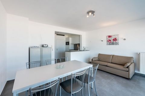 2-kamer appartement op de zeedijk, 1ste verdieping (lift). Het appartement heeft mooi zeezicht en ligt op wandel afstand van de winkels en restaurants. Wifi en digitale Tv. Huisdieren zijn niet toegelaten. Indeling Hall, woonkamer met mooi zeezicht, ...