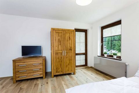 Die Villa in Harrachov verfügt über 9 Schlafzimmer und bietet Platz für 25 Personen (max. 24 Erwachsene). Die 330 m² große, komfortable und voll ausgestattete Unterkunft verfügt über Bergblick und Garten. Die Unterkunft befindet sich 5 m vom Bahnhof ...