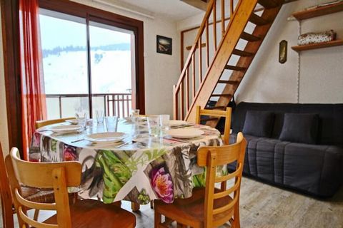 Cet appartement de 39 m², situé au 3ème étage d'une résidence à Chamrousse 1650 (Le Recoin), propose un hébergement pouvant accueillir jusqu'à 5 personnes. L'appartement comprend un balcon exposé sud, un séjour avec un canapé BZ et une télévision, un...