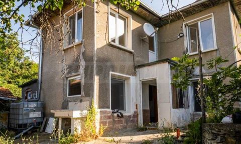 SUPRIMMO Agency: ... Objektbeschreibung: Wir präsentieren Ihnen ein zweistöckiges Haus an einem malerischen Südhang, das einen spektakulären Blick auf die Umgebung bietet. Das Anwesen verfügt über einen geräumigen Hof von 1.310 m², der Gemütlichkeit ...