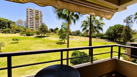 ¡Oportunidad única en Nueva Andalucía! Descubre este fantástico apartamento en Aloha. Idílicamente situado en la segunda planta, este acogedor apartamento ofrece unas impresionantes vistas abiertas al golf desde su amplia terraza. Su ubicación privil...