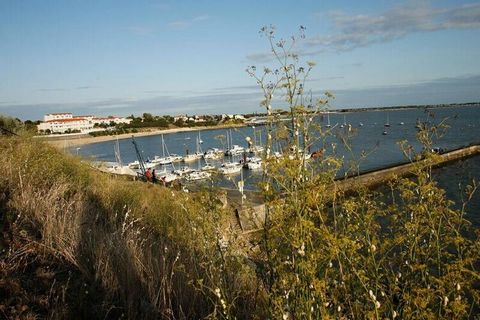 Położona 40 m od plaży i zaledwie 350 m od centrum Fouras, Résidence Odalys Les Terrasses de Fort Boyard cieszy się uprzywilejowaną lokalizacją. Piękne piaszczyste plaże są chronione przed silnymi falami przez wyspy Aix, Oléron i Ré. Rozłożona na 2 b...