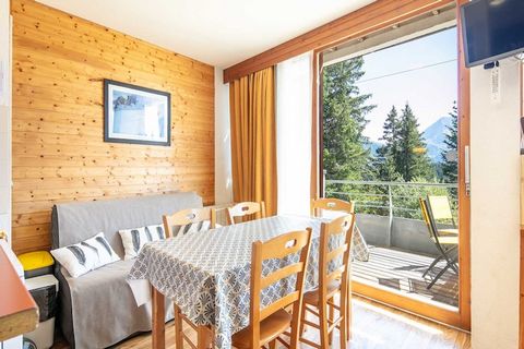 Het appartement in Chamrousse heeft 2 slaapkamer(s) en kan gereserveerd worden tot 6 personen. Accommodatie De accommodatie heeft een oppervlakte van 35 m² issmaakvol gemeubileerde en is volledig uitgerust, gelegen direct aan de skipiste, met uitzich...