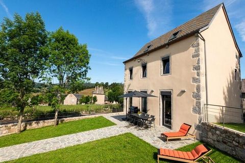 Het dorp Reyrac ligt midden op het Aubrac-plateau en de oude school is net gerenoveerd! U zult de nabijheid van het kuuroord Chaldette waarderen voor uw momenten van ontspanning. Dit prachtige granieten gebouw uit 1882 omvat: * Op de begane grond een...