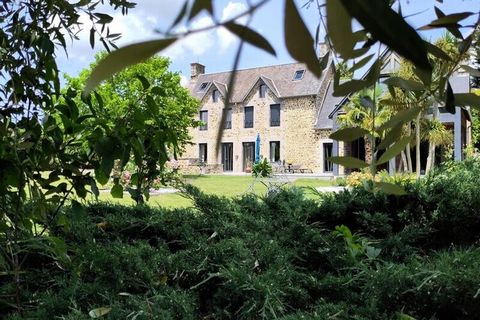 Huis grenzend aan de woning van de eigenaar. Entree, hal. Eetkamer met zithoek. Uitgeruste keuken (oven, vaatwasser, vriezer) open naar woonkamer met zithoek. Doucheruimte met toilet. Boven, bereikbaar via een onafhankelijke trap, slaapkamer 1 op de ...