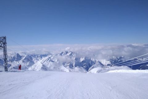 Ce studio cosy, parfait pour accueillir jusqu'à 4 personnes, vous propose un séjour tout confort au cœur de la station des 2 Alpes. Le séjour est doté d'un canapé lit gigogne et l'espace nuit est aménagé de deux lits superposés, idéal pour les famill...