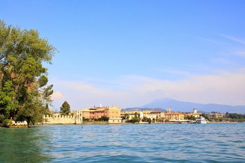 Pour des vacances agréables dans la région des lacs italiens, séjournez dans cette maison de vacances de 1 chambre à Lazise, près du lac de Garde. Il est immergé dans la nature et équipé d'une piscine pour adultes et d'une pour enfants. Il fait un sé...