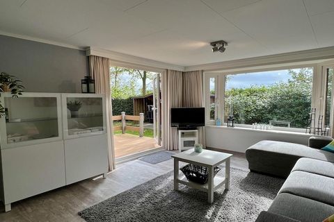 Dieses schöne Chalet Nr. 208 befindet sich im Bungalowpark Campanula, nur eine kurze Radtour vom wunderschönen Sandstrand von Sint Maartenszee entfernt. Das geräumige und moderne Chalet bietet einen privaten Garten mit herrlicher Aussicht auf die Fel...