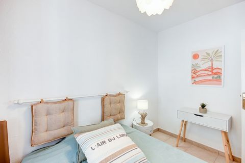 The apartament w Rosas / Roses ma 2 sypialnie i obłożenie dla 6 osób. Nocleg od 66 m² ładnie urządzone i zewnętrzny, Z widokiem na morze i na góry. Znajduje się w pobliżu 100 m plaży piaskowej 