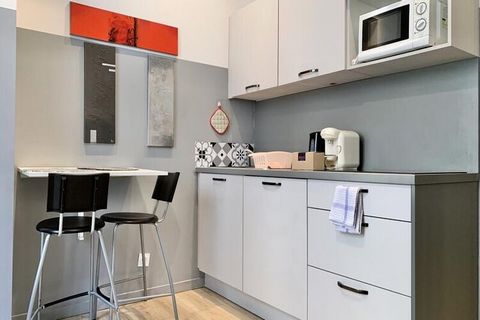 Ce studio cosy de 18 m² offre un espace confortable et bien équipé pour votre séjour à Grenoble. Il dispose d'un coin salon avec un canapé-lit deux places, offrant suffisamment d'espace pour deux personnes. L'appartement comprend les équipements esse...