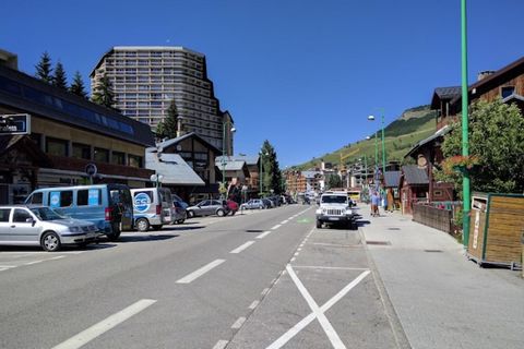 Ce studio confortable et rénové, situé à l'entrée de la station des 2 Alpes, peut accueillir jusqu'à quatre personnes avec un canapé lit gigogne pour deux personnes et un coin nuit avec lits superposés. Les animaux sont admis (12 €/jour ou 65 €/semai...