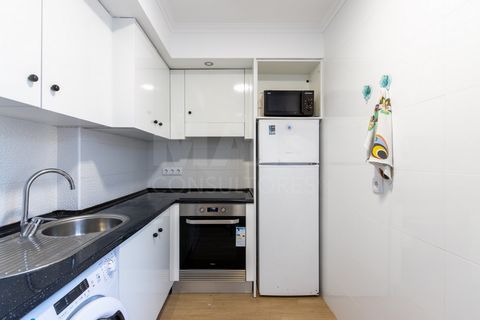 **3+1 Schlafzimmer Apartment mit Terrasse im historischen Zentrum von Peniche** Diese anspruchsvolle Wohnung mit drei Schlafzimmern und einem zusätzlichen Zimmer befindet sich im Herzen des historischen Zentrums von Peniche, in einer privilegierten L...