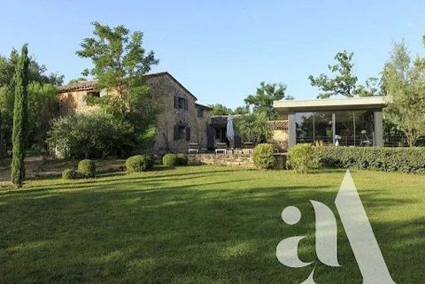 À vendre à Bonnieux, au calme absolu sans être isolée, beaucoup de cachet pour cette ancienne bergerie du XIXème siècle dont l'authenticité a été préservée. La propriété, d'une surface habitable de plus de 180m² dispose au rez-de-chaussée d'une cuisi...