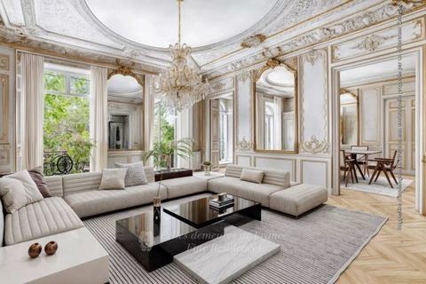 Dieses geräumige und elegante Apartment befindet sich im zweiten Stock eines luxuriösen Gebäudes aus der Mitte des 19. Jahrhunderts mit Blick auf den grünen Parc Monceau. Mit 4,20 Meter hohen Decken und freiem Blick auf den Park umfasst es ein dreifa...