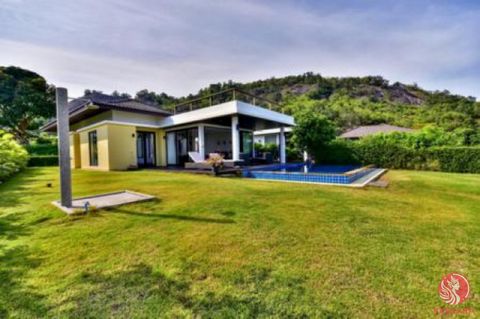 Schöne 3-Bett-Poolvilla mit Meer- und Bergblick und Blick auf den schönen riesigen Gemeinschaftspool und das Restaurant. Die Villa ist so konzipiert, dass sie die beste Aussicht rundum bietet, mit einzigartigen Schiebetüren, die das Wohnzimmer öffnen...