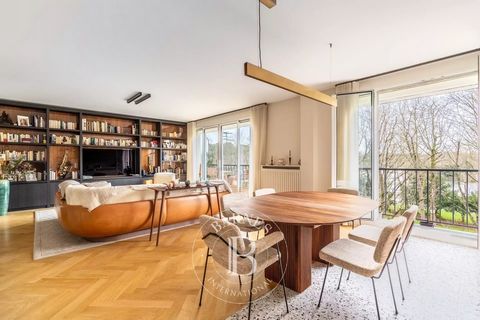 This 104m² (1,119 sq ft) dual-aspect apartment on the third floor of a recent building with a concierge, facing the Bois de Boulogne, has recently been renovated by an architect to a very high standard. It comprises an entrance hall, a double-sized r...