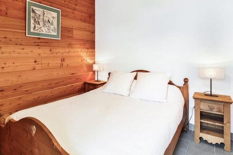 Este encantador apartamento es perfecto para una escapada a la montaña y tiene capacidad para 5 personas. Cuenta con un dormitorio doble y un segundo dormitorio con litera y cama individual, ideal para familias o grupos pequeños. El apartamento está ...