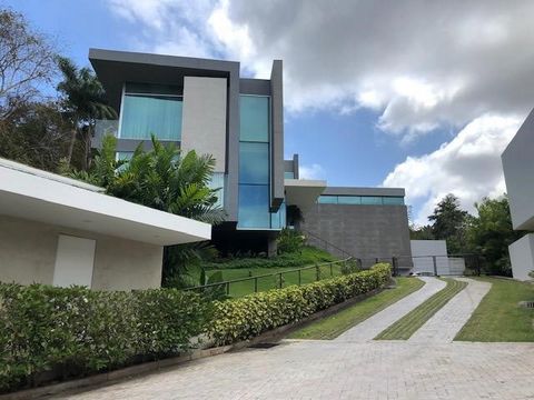 Möglicherweise die luxuriöseste zeitgenössische Villa, die derzeit in Panama zum Verkauf steht. Dieses einzigartige Anwesen wurde entworfen, um den minimalistischen Stil widerzuspiegeln und bietet unvergleichlichen Luxus mit einem der besten Ausblick...