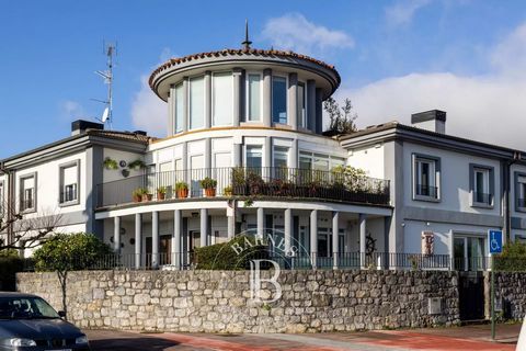 Prächtige Doppelhaushälfte im Zentrum von Hondarribia mit Blick auf die Bucht. Dieses eigentümliche Anwesen von 330m² bebauter Fläche (275m2 Netto-Innenfläche) verteilt sich auf 4 Etagen. Im Erdgeschoss befinden sich ein schönes Wohnzimmer und eine v...