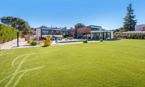 Casa unifamiliar de autor proyectada por un reconocido arquitecto en la prestigiosa zona residencial de La Finca en Pozuelo de Alarcón. Vivienda desarrollada sobre una parcela de 2.800 m² en dos plantas principales, y una tercera bajo rasante con ent...