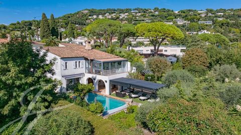 In der Nähe des Stadtzentrums genießt diese Villa eine grüne Umgebung. Ihr Außenbereich ist mit zahlreichen mediterranen Baumarten bepflanzt und bietet mehrere Terrassen, die den Pool umgeben. Die Villa hat eine Fläche von ca. 230 m² und besteht im G...