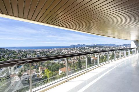 In a prestigious residence in Le Cannet Résidentiel, this top-floor apartment offers an ideal, peaceful setting, with a splendid panoramic view over the Bay of Cannes from the Lérins islands to the Estérel massif. Located on the 3rd and top floor, it...