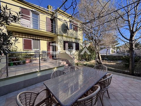 Location: Zadarska županija, Ražanac, Ražanac. ZADAR, RAŽANAC - Haus mit Garage auf einem großzügigen Grundstück Haus zum Verkauf in Ražanac in der Gespanschaft Zadar. Das Haus mit einer Gesamtfläche von 160 m2 wurde zusammen mit einem Nebengebäude v...