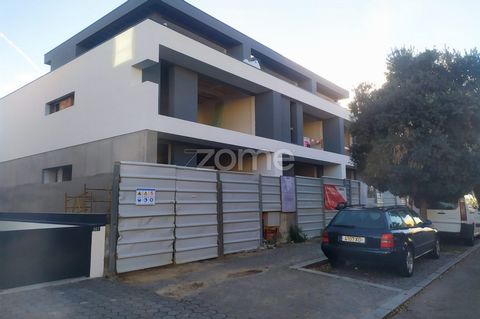 Identificação do imóvel: ZMPT563358 T4+1 house on the second sea line, with a terrace and balconies, situated in Canidelo, Vila Nova de Gaia, featuring the following characteristics: - Gross construction area: 449 m². - Semi-detached type (3 fronts) ...