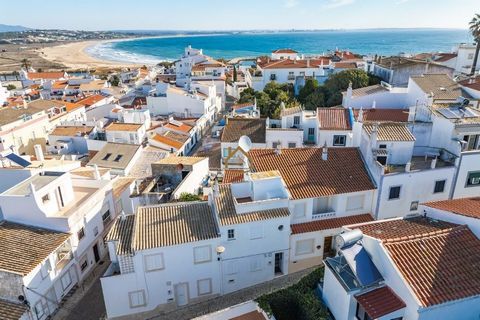 Dit schilderachtige herenhuis is ideaal gelegen in de buurt van Praia Dona Ana in Lagos en biedt een handige levensstijl in het hart van Lagos. De locatie biedt gemakkelijke toegang tot diverse voorzieningen, met cafés, restaurants en supermarkten op...